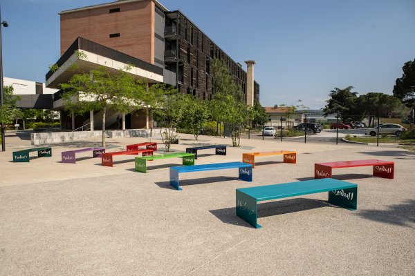 Poésie urbaine avec les bancs participatifs Naëlou